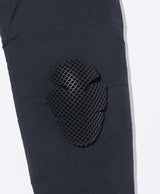 位置調整可能なプロテクター袋の中に軽量ソフトタイプの膝パッドを標準装備