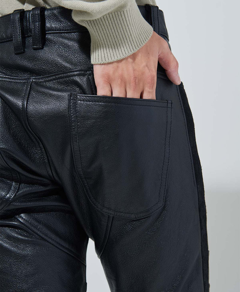 特徴的な形状のバックポケットデザイン