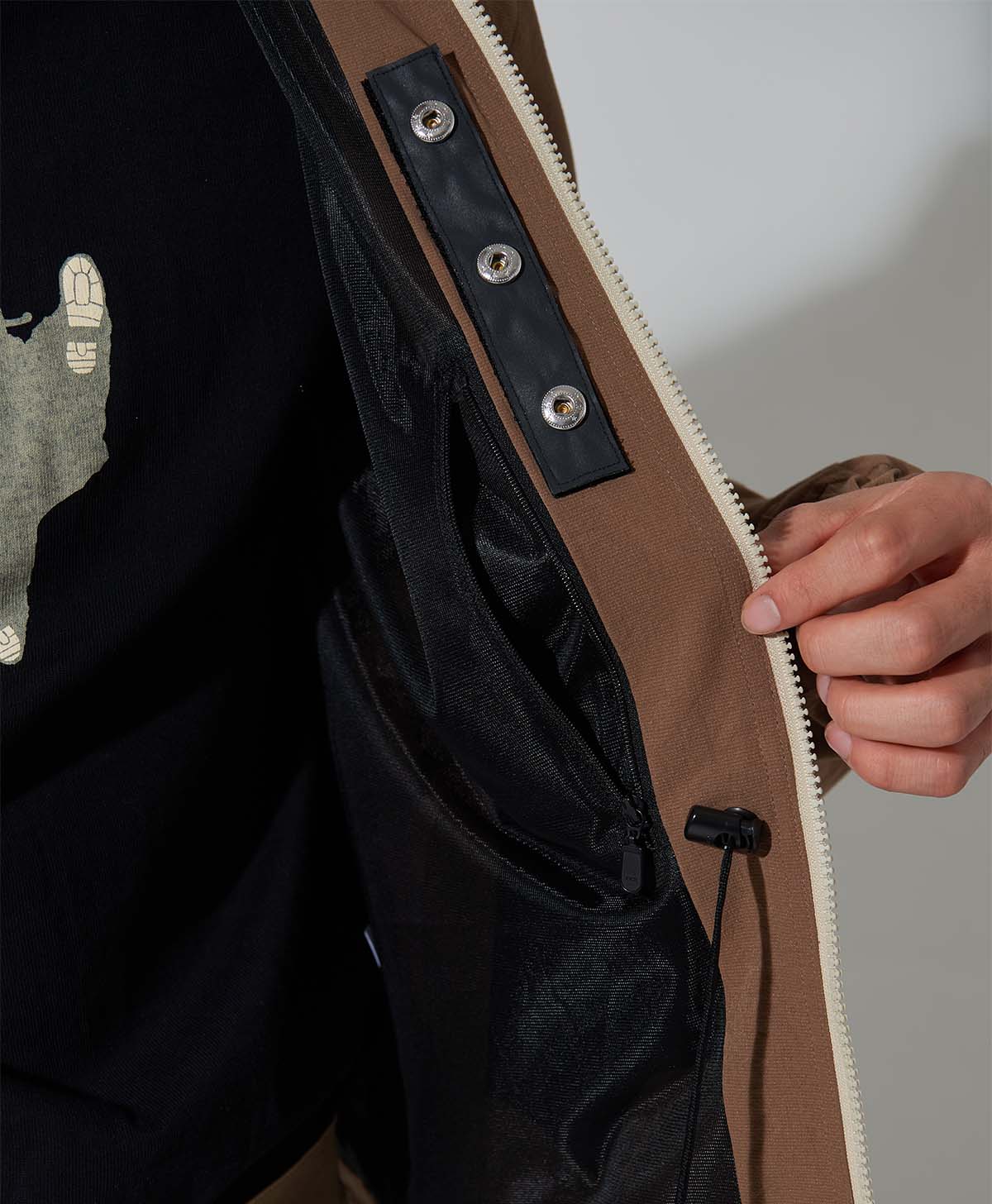 内ポケットにはファスナーが付き、物の脱落を防ぎます
