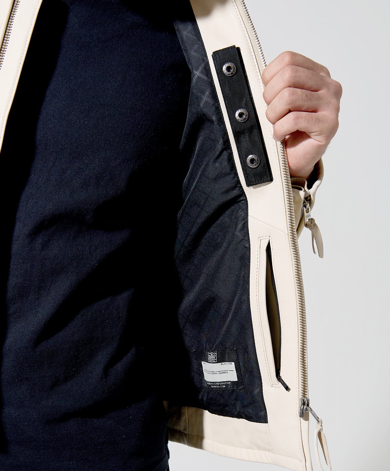 H178 B84 W72 サイズL 着用