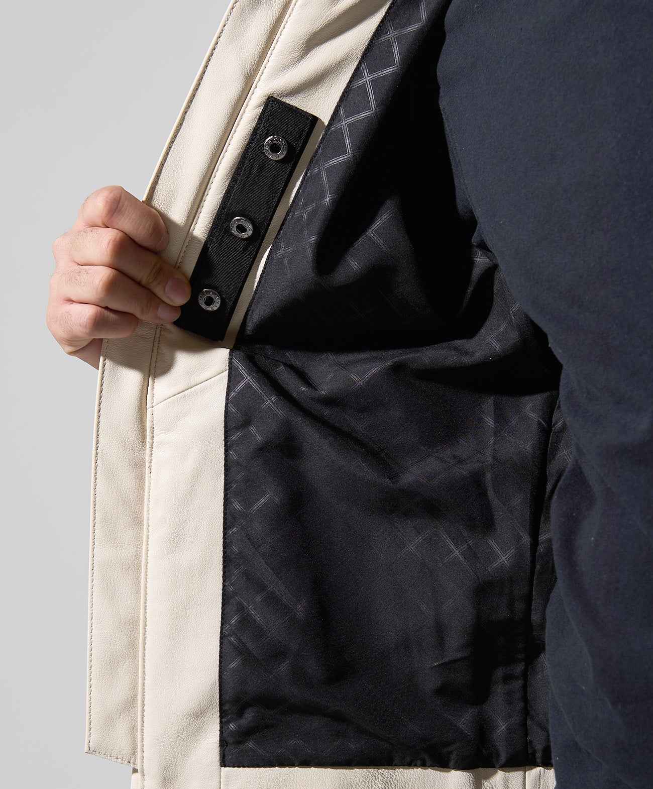 H178 B84 W72 サイズL 着用