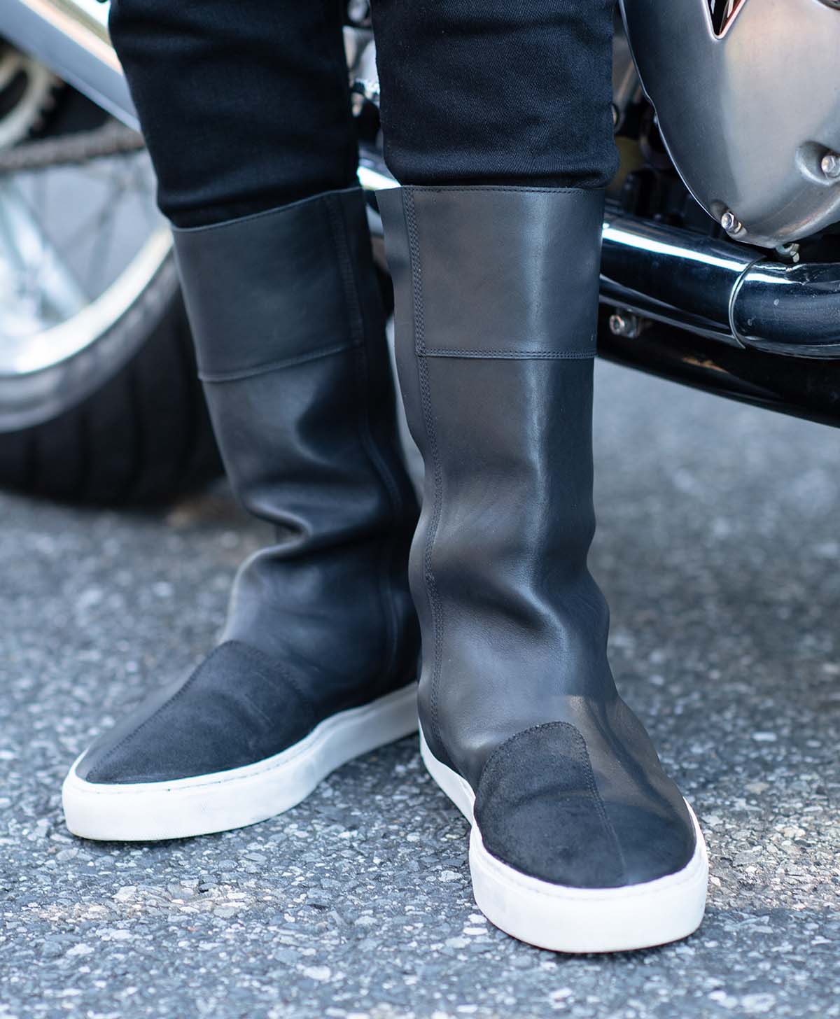 حذاء جلدي عالي M2 / أسود/أبيض (للنساء)