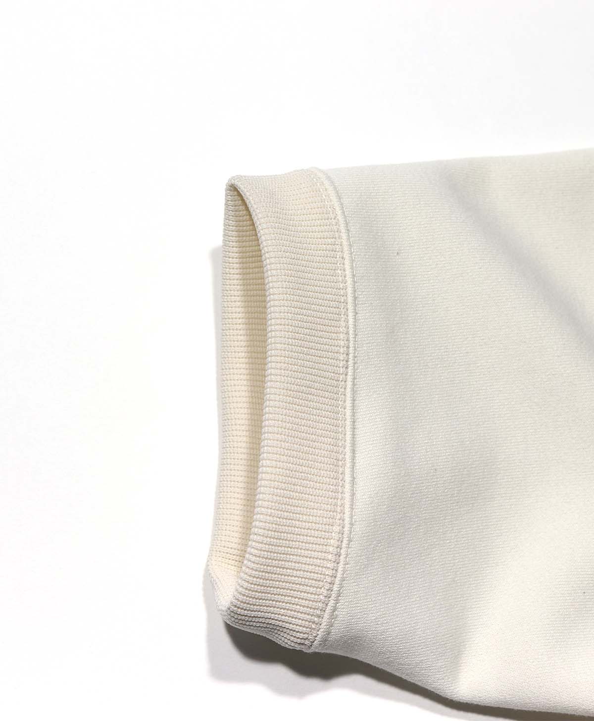 袖口には厚みのあるリブを配置。