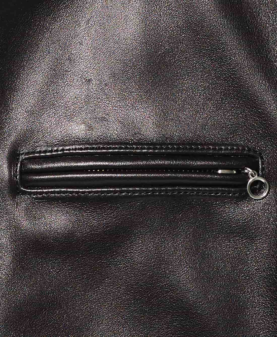 フロントポケットは、ムシ隠しのファスナーポケットを採用