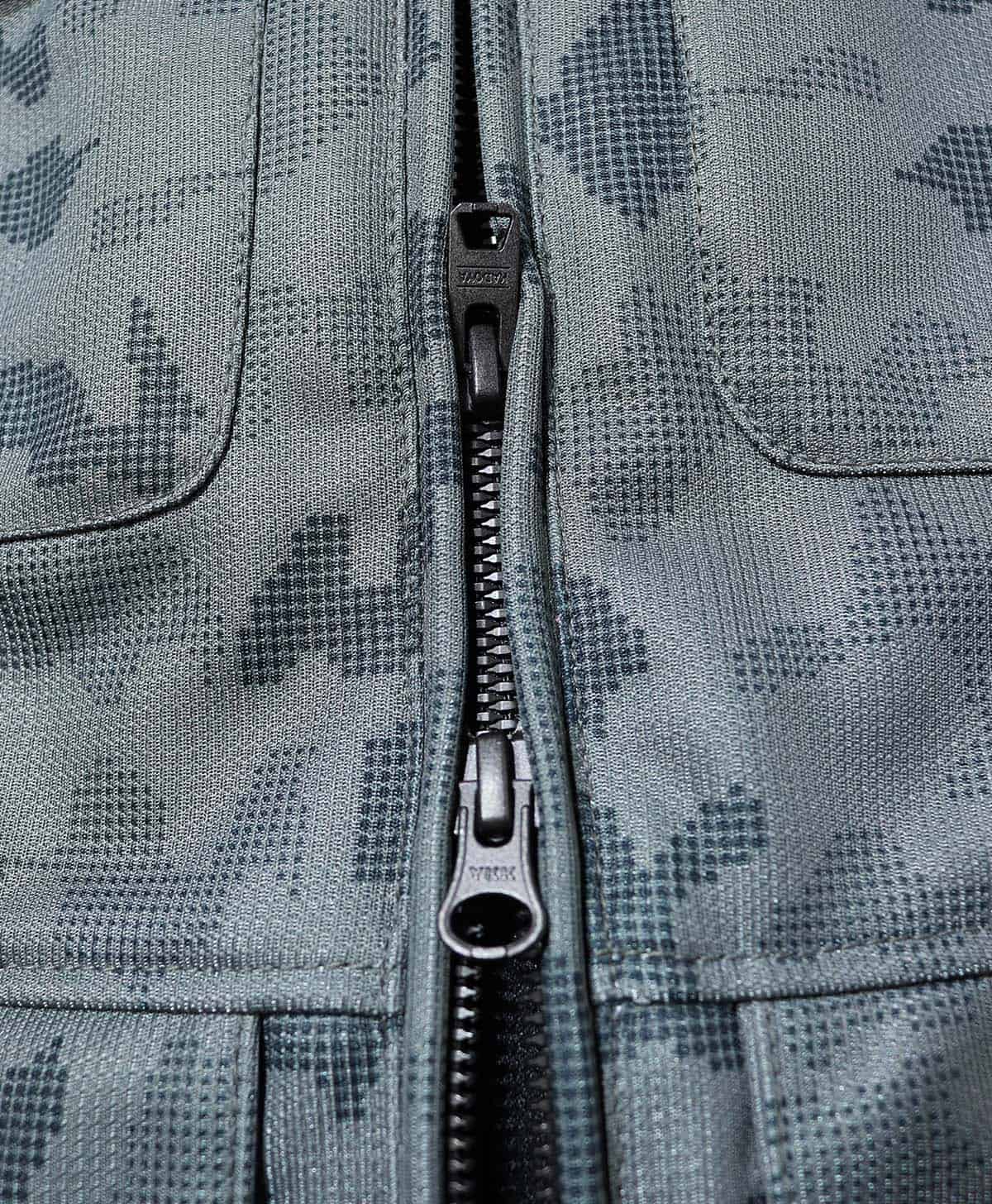 逆開きのファスナーを採用しあらゆるポジションに対応
