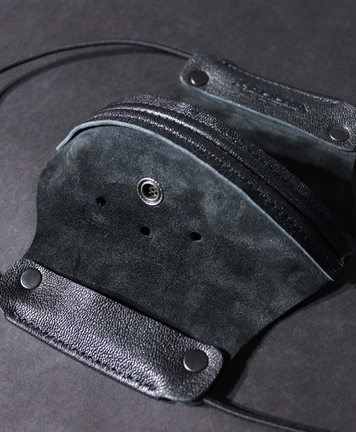 KEEP DISTANCE MASK COVER / BLACK