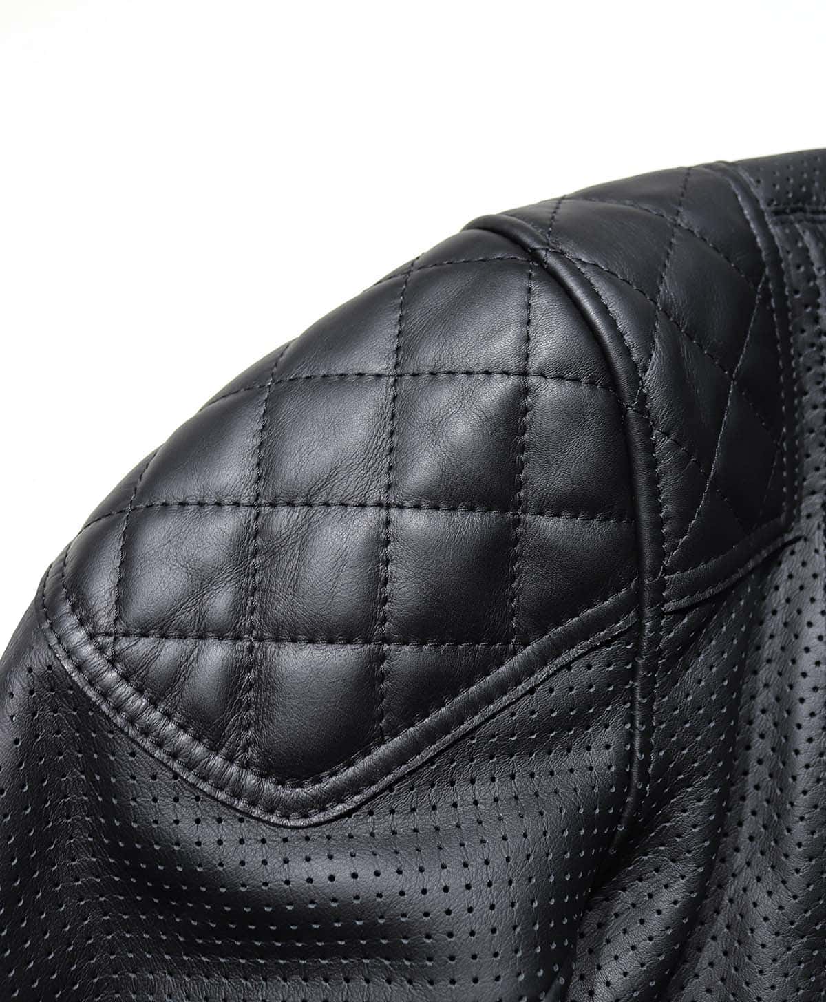 襟、ポケット、肩肘パッドには、安全性と着心地を考慮し通常スムースレザーを配置したコンビネーションデザイン