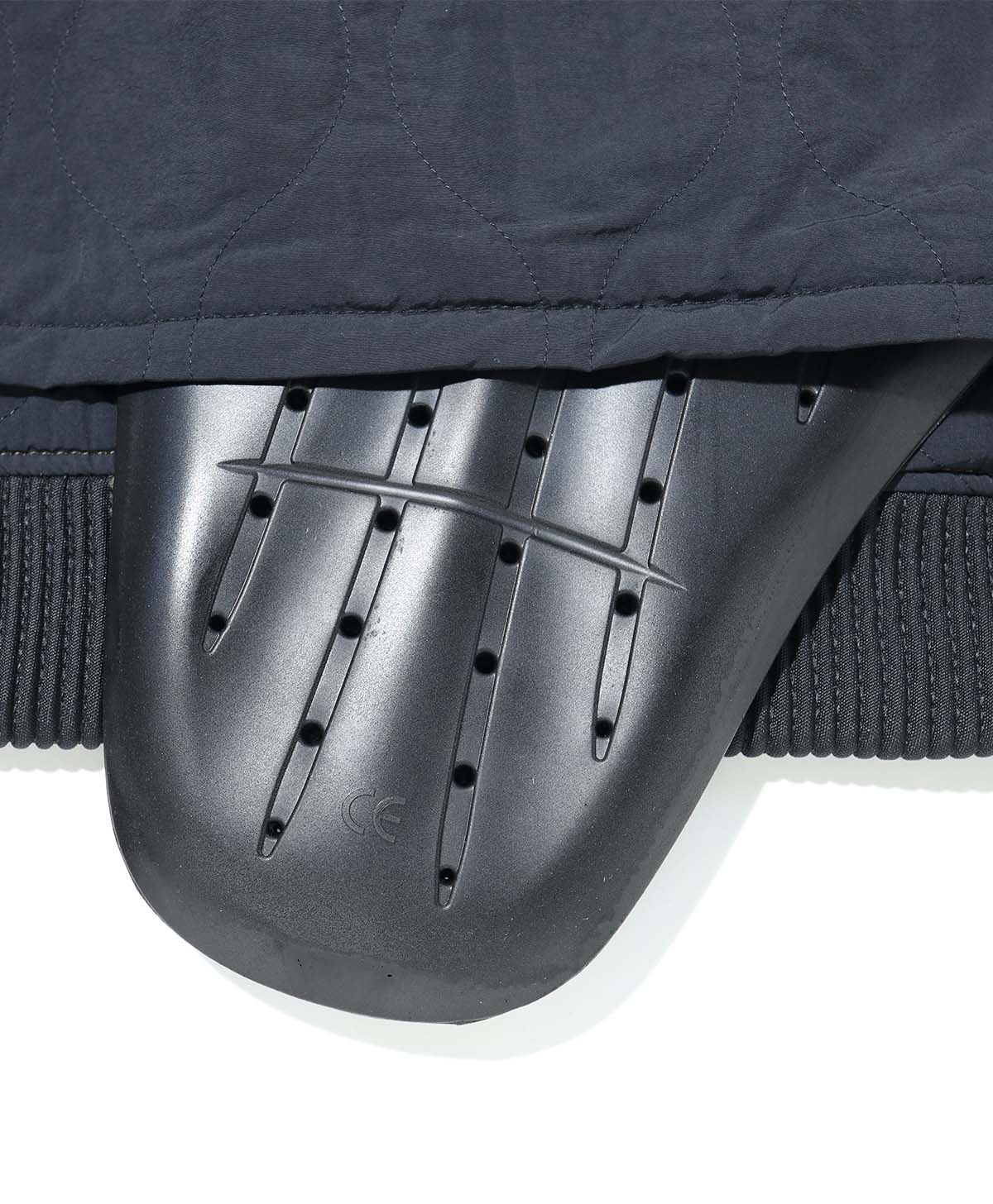 脊椎プロテクターは裾のファスナーから挿入可能