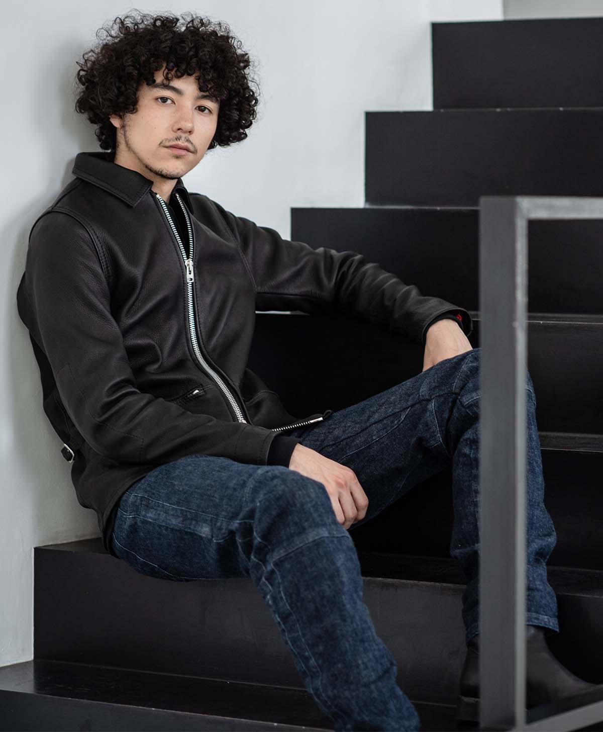 H184 B89 W71 サイズL Tシャツ着用