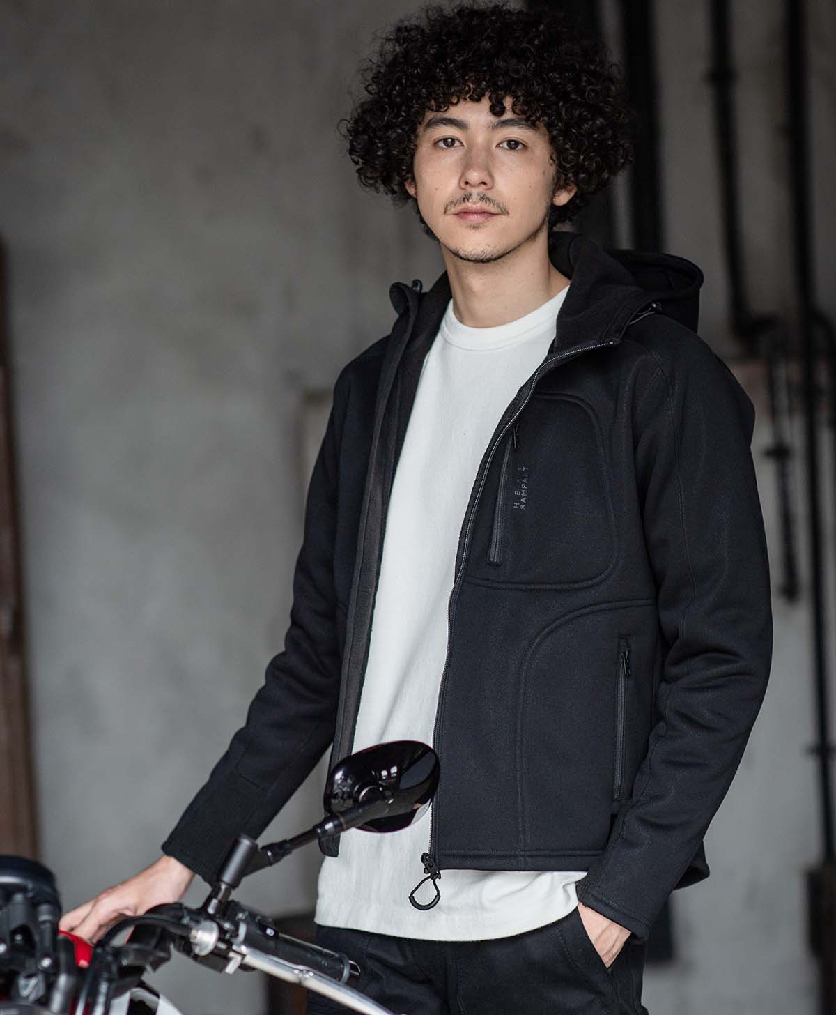 H184 B89 W71 サイズL Tシャツ着用