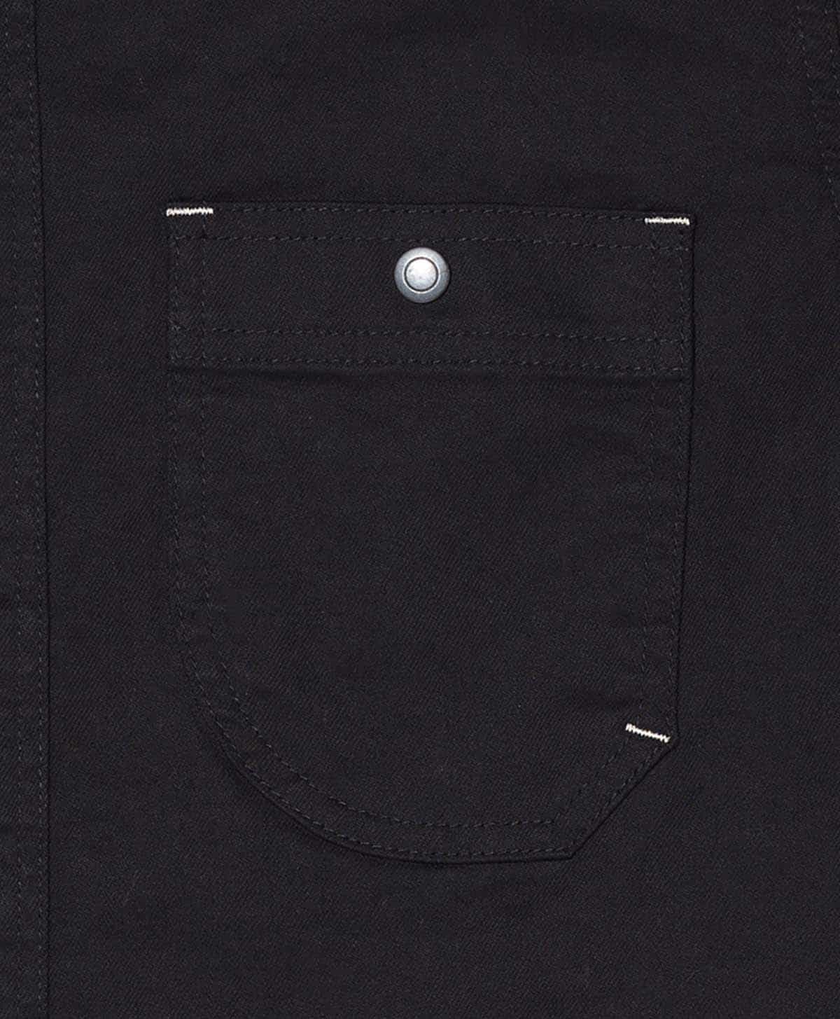 非対称デザインの胸ポケット