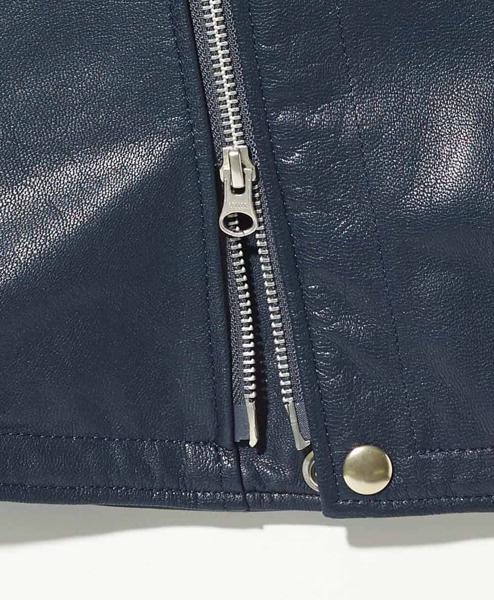 裾には下前端を留めつけるドットボタンを配置
