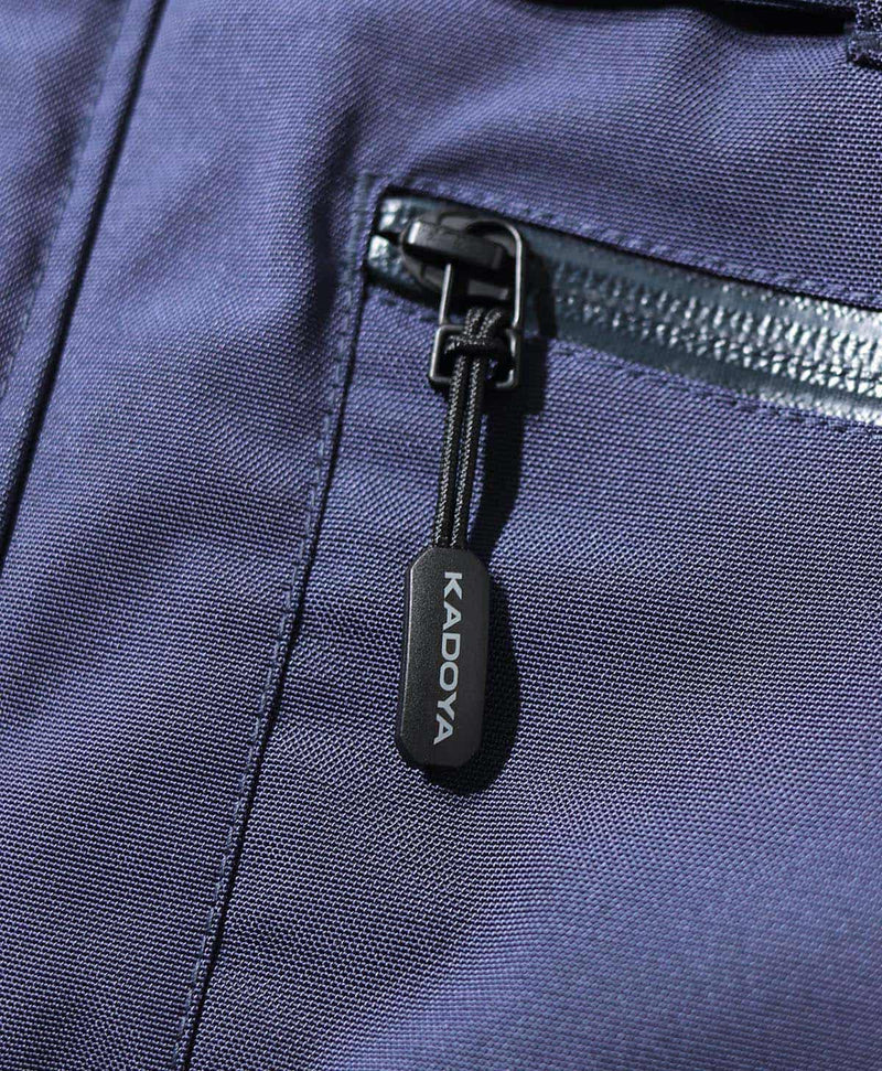 フロントポケットにはKADOYAロゴ入りの樹脂製引き手が付く