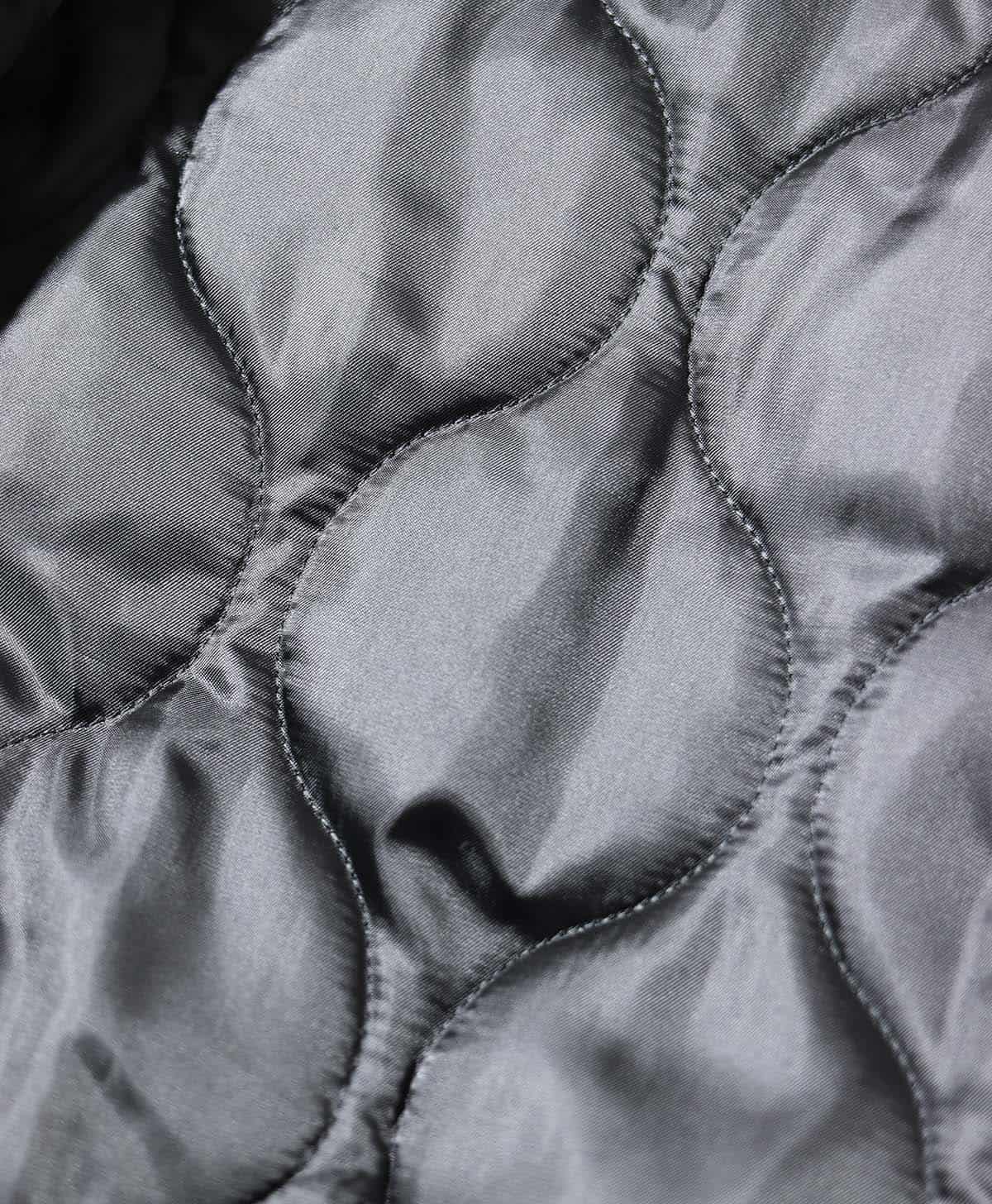 ライナージャケットの袖ぐり下部は、運動性と蒸れを考慮しての空きになっている。キルティングにはミリタリーパターンを採用