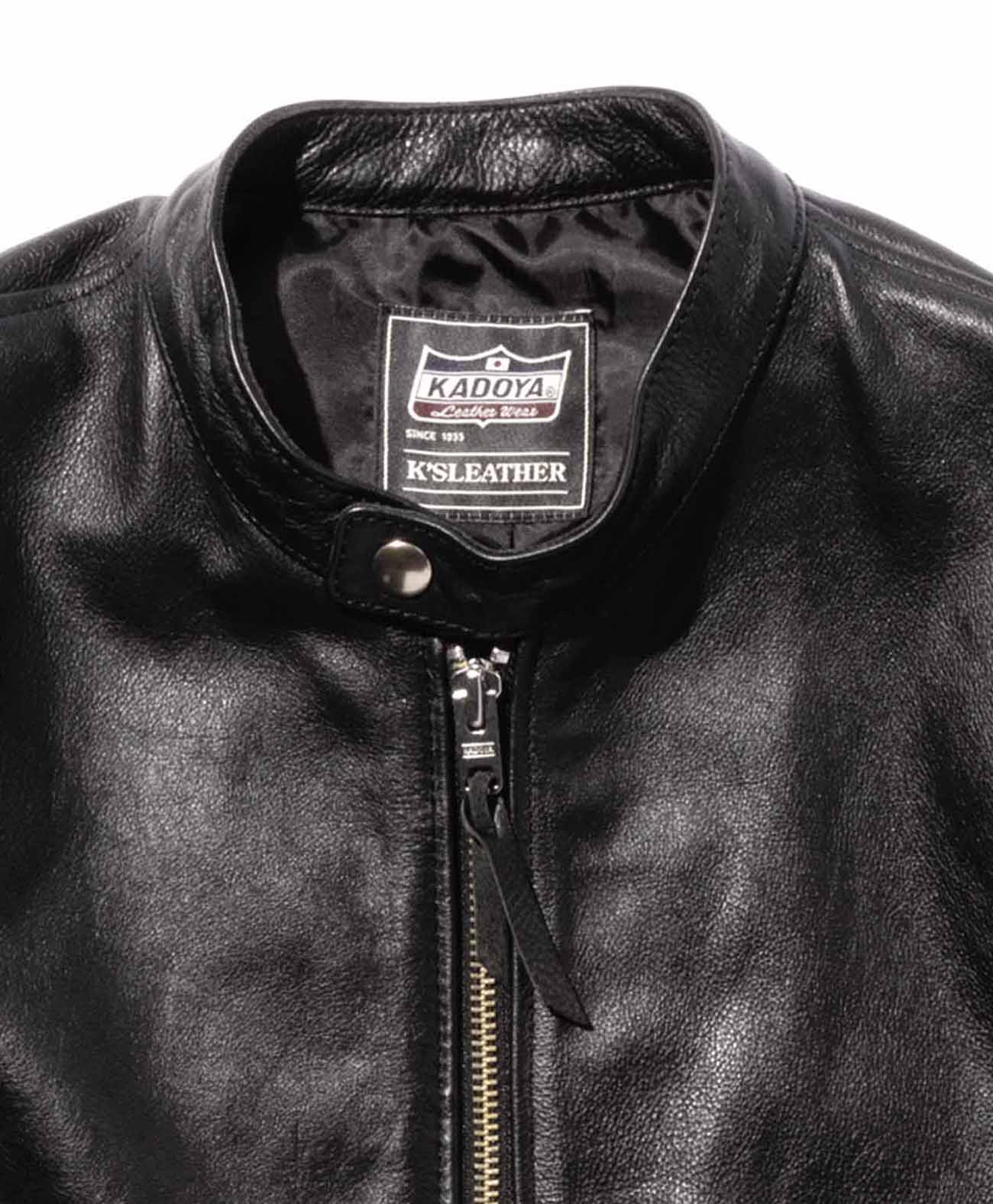 フロントファスナーのスライダーはKADOYAロゴ入りで革タブ付き