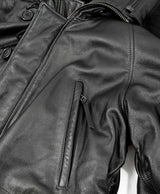 N-3Bの特徴的な胸ポケット、ファスナーには革の引き手がつく