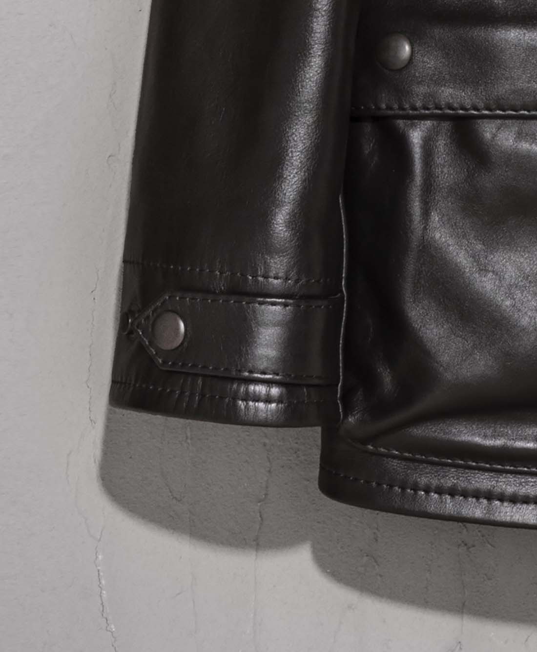 ドットボタンを採用した袖口ベルト