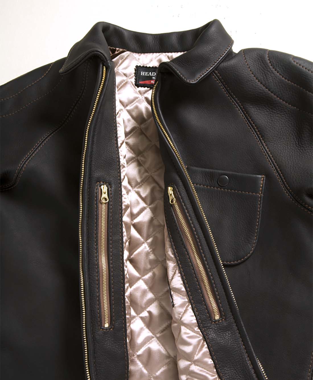 身返し左右にジップポケットを配置