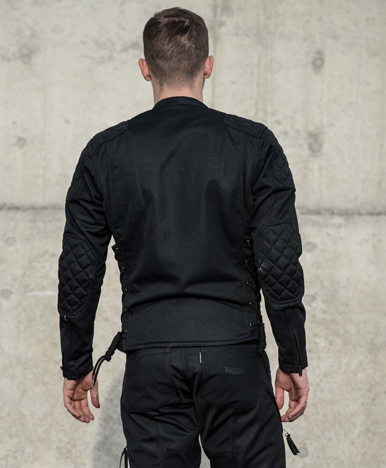 176cm 72kg サイズL Tシャツ着用