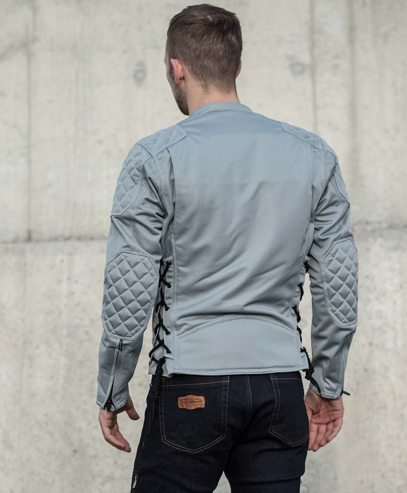176cm 72kg サイズL Tシャツ着用